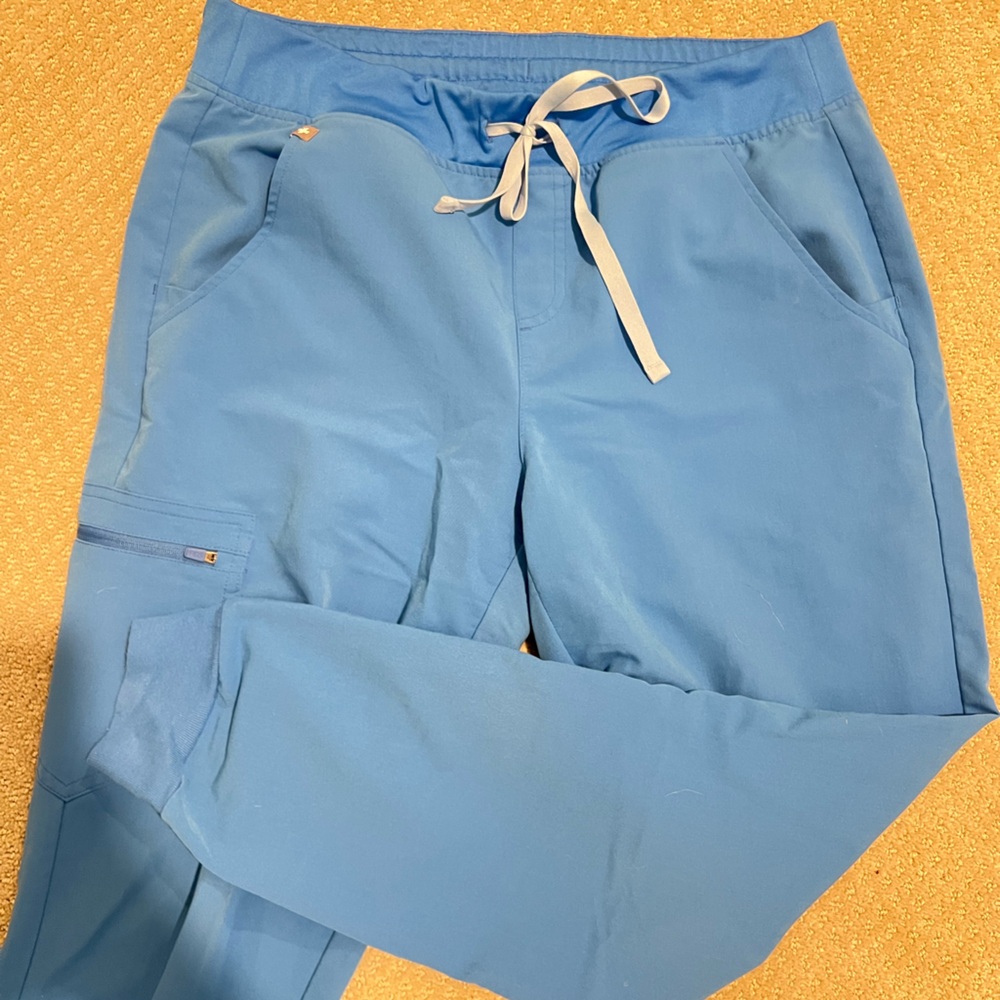 Women’s figs, Zamora jogger scrubs capri blue